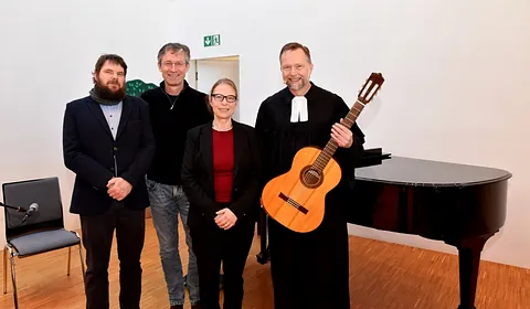 Glückliche Akteure des „etwas lockeren Gottesdienstes“ aus Sundern: Küster Martin Runkel, Kirchenmusikdirektor Gerd Weimar, Pfarrerin Kathrin Koppe-Bäumer und Pfarrer Martin Vogt freuen sich über die große Begeisterung für den Gottesdienst mit ABBA-Liedern.